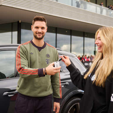 Sven Ulreich bekommt den Schlüssel für seinen neuen Audi überreicht