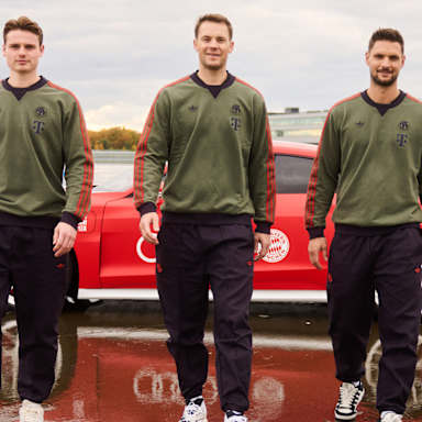 Jonas Urbig, Manuel Neuer und Sven Ulreich laufen vor einem roten Audi