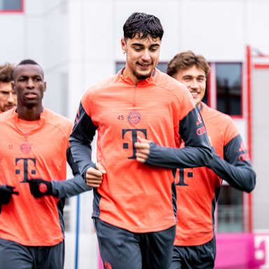 Aleksandar Pavlovic beim Warmlaufen im Training des FC Bayern vor dem Spitzenspiel gegen Dortmund