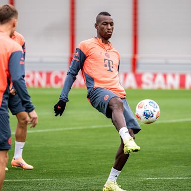 Nicolas Jackson jongliert mit dem Ball im Training des FC Bayern vor dem Spitzenspiel gegen Dortmund