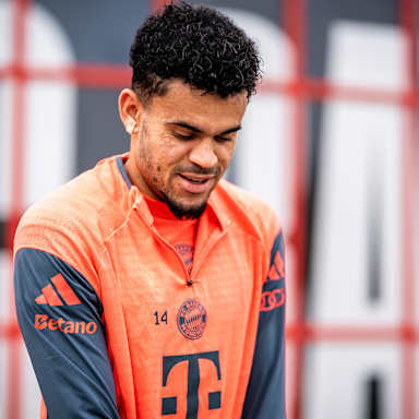 Luis Diaz auf dem Weg zum Rasen vor dem Training des FC Bayern vor dem Spitzenspiel gegen Dortmund