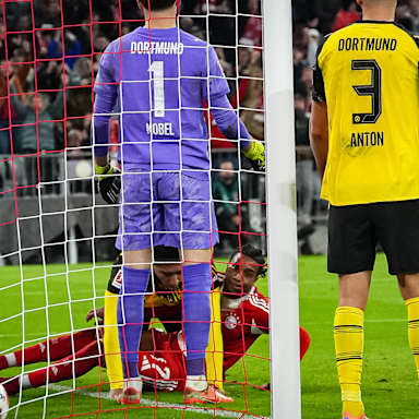 Michael Olise drückt die Kugel zum 2:0 über die Linie Aleksandar Pavlović, Michael Olise und Co jubeln während des Bundesliga-Heimspiels des FC Bayern gegen Borussia Dortmund
