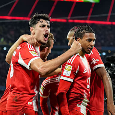 Aleksandar Pavlović, Michael Olise und Co jubeln während des Bundesliga-Heimspiels des FC Bayern gegen Borussia Dortmund