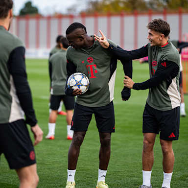 Tom Bischof schnippst Nicolas Jackson aufs Ohr im Abschlusstraining des FC Bayern vor dem Spiel gegen Brügge