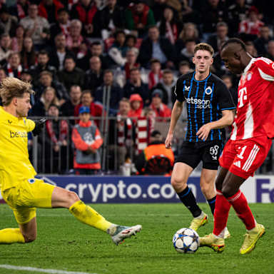 Nicolas Jackson trifft zum 4:0 gegen Brügge. Neben ihm der Brügge-Torhüter in Gelb.