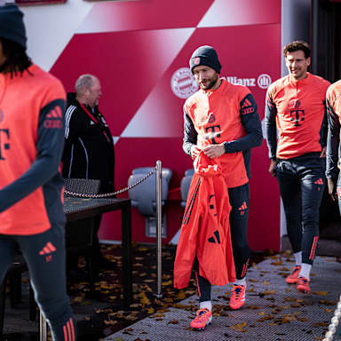 Konrad Laimer und Kollegen auf dem Weg zum Trainingsplatz des FC Bayern