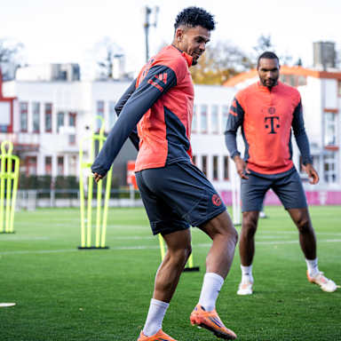 Luis Diaz und Jonathan Tah spielen sich den Ball zu im Abschusstraining des FC Bayern vor dem Gastspiel in Mönchengladbach