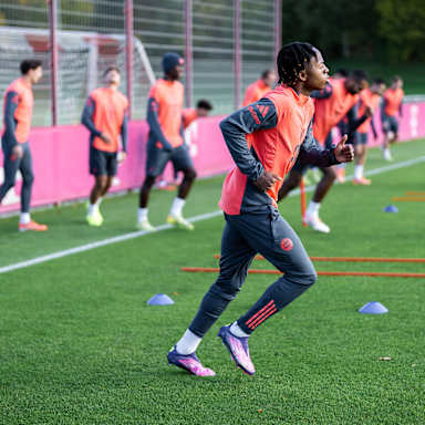 Wisdom Mike bei Laufübungen im Abschusstraining des FC Bayern vor dem Gastspiel in Mönchengladbach
