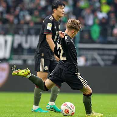 Lennart Karl erzielt das Tor zum 3:0 im Bundesliga-Spiel des FC Bayern bei Borussia Mönchengladbach.