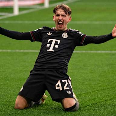 Lennart Karl bejubelt sein Tor zum 3:0 im Bundesliga-Spiel des FC Bayern bei Borussia Mönchengladbach.