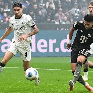 Luis Diaz schießt neben das Tor im Bundesliga-Spiel des FC Bayern bei Borussia Mönchengladbach.
