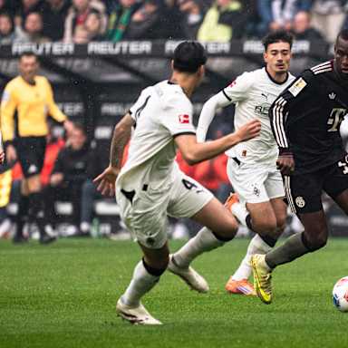 Nicolas Jackson dribbelt mit dem Ball im Bundesliga-Spiel des FC Bayern bei Borussia Mönchengladbach.