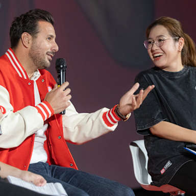 Claudio Pizarro spricht beim Launch-Event mit CRC Sports als neuer Merchandising- und Vertriebspartner des FC Bayern in Thailand.