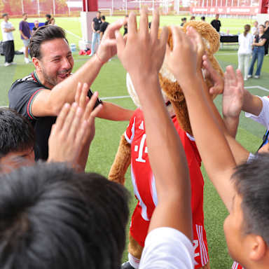 Claudio Pizarro jubelt beim Launch-Event mit CRC Sports als neuer Merchandising- und Vertriebspartner des FC Bayern in Thailand.