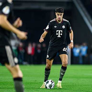 Aleksandar Pavlovic dribbelt mit dem Ball im DFB-Pokal-Spiel des FC Bayern beim 1. FC Köln.