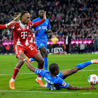 Sacha Boey während des Topspiels der Bundesliga des FC Bayern gegen Bayer 04 Leverkusen