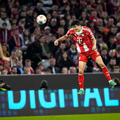 Minjae Kim beim Kopfball während des Topspiels der Bundesliga des FC Bayern gegen Bayer 04 Leverkusen