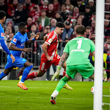 Aleksandar Pavlović mit Ball am Fuß während des Topspiels der Bundesliga des FC Bayern gegen Bayer 04 Leverkusen