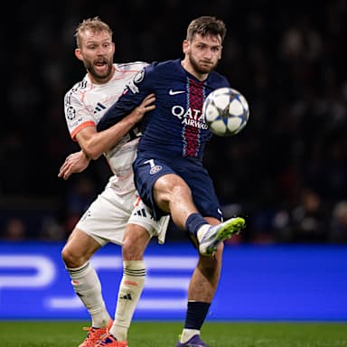 Konrad Laimer im Zweikampf mit Kwarazchelia im Champions League-Spiel des FC Bayern bei Paris Saint-Germain