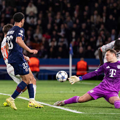 Manuel Neuer pariert stark im Champions League-Spiel des FC Bayern bei Paris Saint-Germain