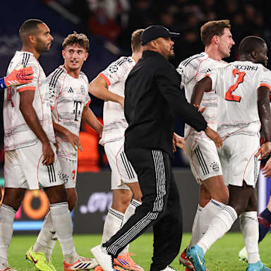 Vincent Kompany jubelt mit seiner Mannschaft nach dem Champions League-Spiel des FC Bayern bei Paris Saint-Germain