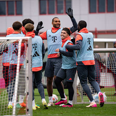 Spieler des FC Bayern jubeln im Training
