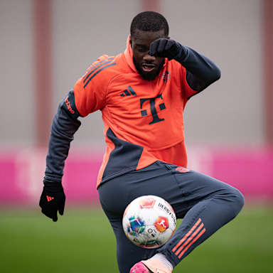 Dayot Upamecano jongliert einen Ball im Training des FC Bayern
