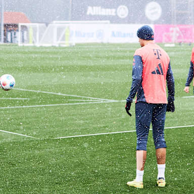 Tom Bischof und Kollegen jonglieren den Ball im Abschlusstraining des FC Bayern vor dem Bundesliga-Spiel gegen Freiburg