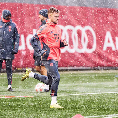 Joshua Kimmich läuft im Abschlusstraining des FC Bayern vor dem Bundesliga-Spiel gegen Freiburg