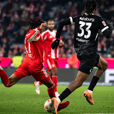 Dayot Upamecano beim Torschuss im Bundesliga-Spiel des FC Bayern gegen den SC Freiburg.