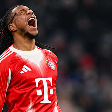 Michael Olise jubelt nach dem 6:2 im Bundesliga-Spiel des FC Bayern gegen den SC Freiburg.