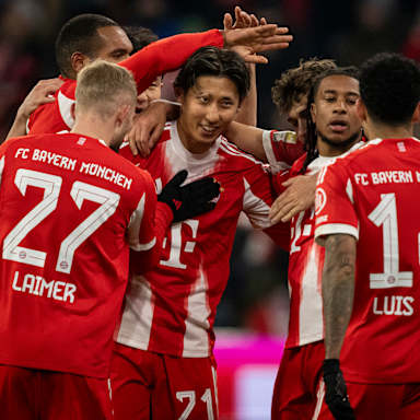 Hiroki Ito jubelt mit dem Teamkollegen nach Michael Olises 6:2 im Bundesliga-Spiel des FC Bayern gegen den SC Freiburg.
