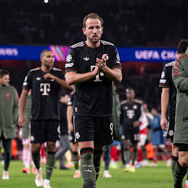 Spieler des FC Bayern klatschen nach dem Spiel bei Arsenal zur Fankuve