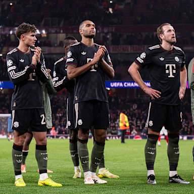 Spieler des FC Bayern klatschen nach dem Spiel bei Arsenal zur Fankuve