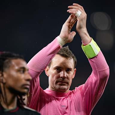 Manuel Neuer klatscht nach dem Spiel bei Arsenal zur Fankuve