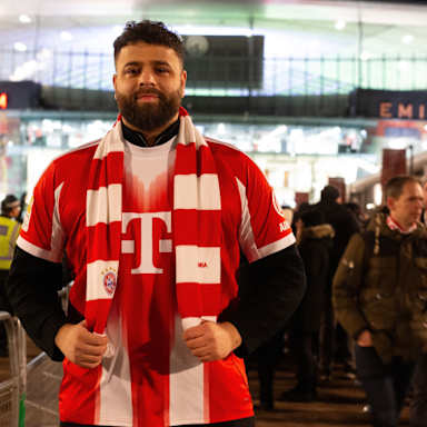 Ein FC Bayern Fan in London vor dem Emirates Stadium