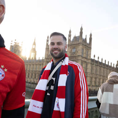 Ein FC Bayern Fan in London vor dem Big Ben