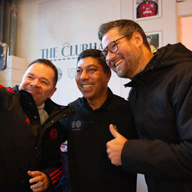 Fans des FC Bayern machen ein Foto mit Giovane Elber