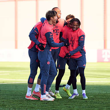 Spieler des FC Bayern jubeln im Training