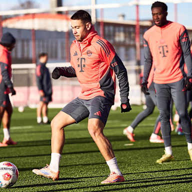 Raphael Guerreiro spielt einen Pass im Training des FC Bayern