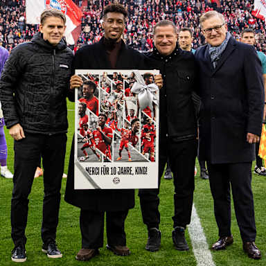 Kingsley Coman wird vor dem Bundesliga-Heimspiel des FC Bayern gegen den FC St. Pauli verabschiedet.