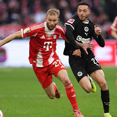 Konrad Laimer dribbelt mit dem Ball im Bundesliga-Heimspiel des FC Bayern gegen den FC St. Pauli.