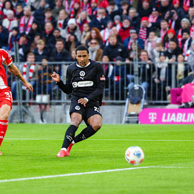 Andreas Hountondji erzielt das Tor zum 1:0 im Bundesliga-Heimspiel des FC Bayern gegen den FC St. Pauli.