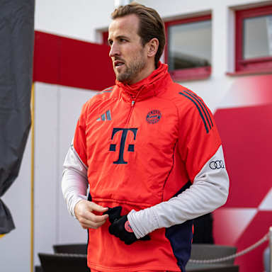 Harry Kane auf dem Weg zum Spielfeld im Training des FC Bayern vor dem Pokalspiel beim 1. FC Union Berlin