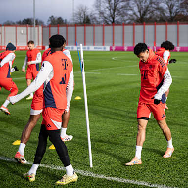 Spieler beim Warmlaufen im Training des FC Bayern vor dem Pokalspiel beim 1. FC Union Berlin