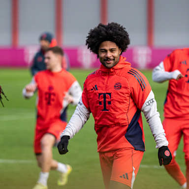 Serge Gnabry lächelt im Training des FC Bayern vor dem Pokalspiel beim 1. FC Union Berlin