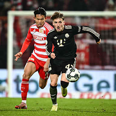 Lennart Karl im Laufduell während des Auswärtsspiels des FC Bayern im DFB-Pokal-Achtelfinale bei Union Berlin