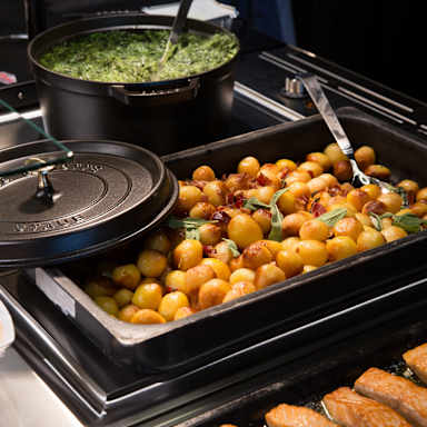 Hauptspeise - Kartoffeln, Spinat, Lachs, Soße 