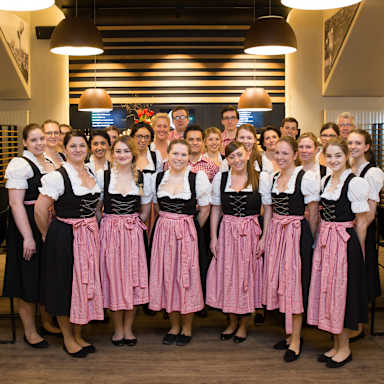 mehrere Servicekräfte in Tracht