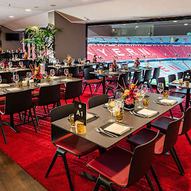 Eventbox - niedrige Tische vor Glasfront mit Blick ins Stadioninnere